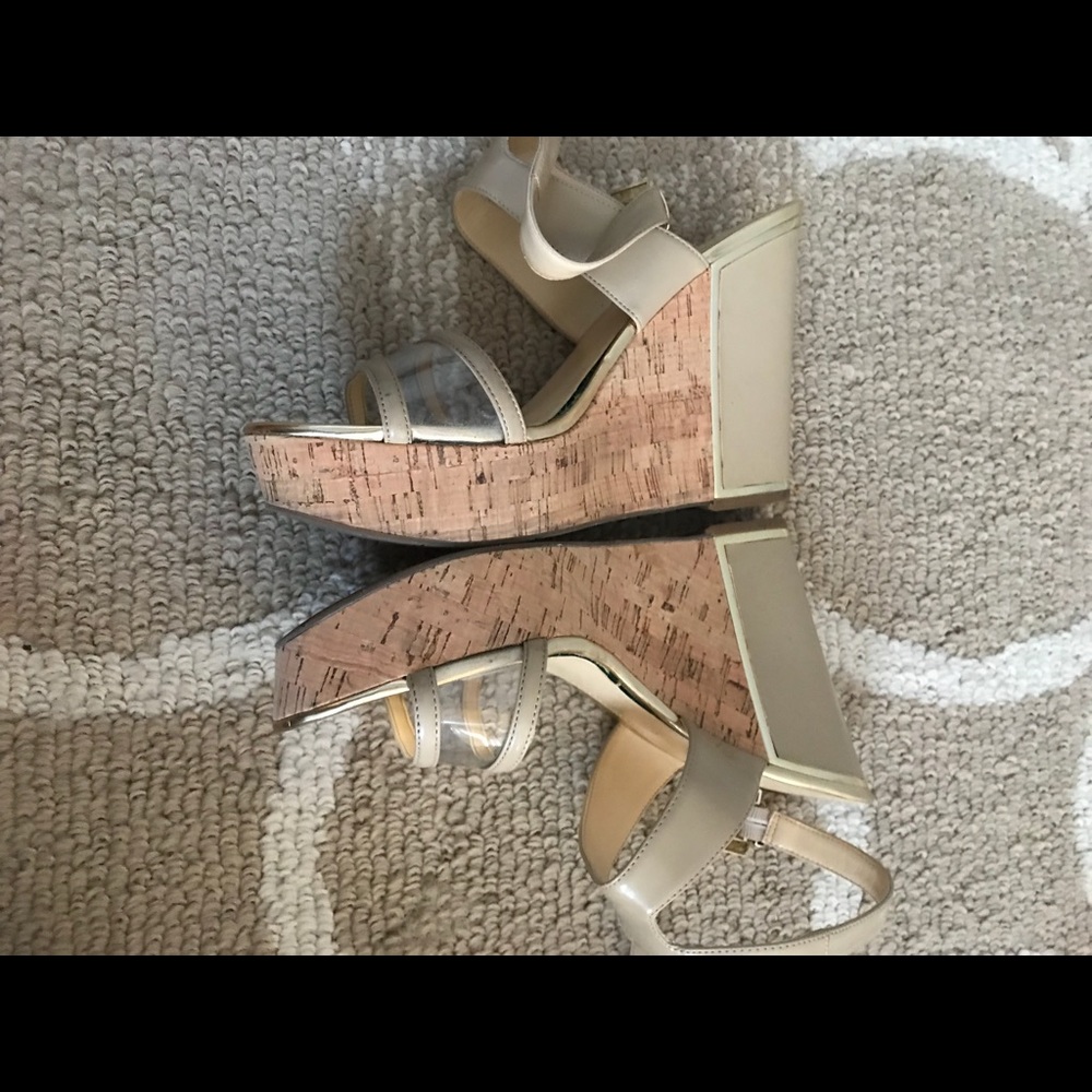 2/$20 BEAUTIFUL NUDE IVANKA TRUMP HEELS